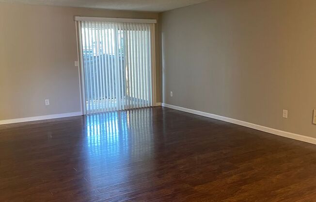 2 beds, 1 bath, 907 sqft, $1,400, Unit 1889B