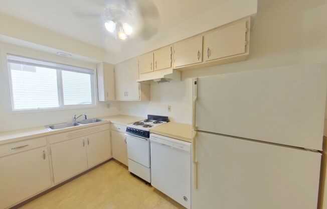 2 beds, 1 bath, $1,550, Unit 15