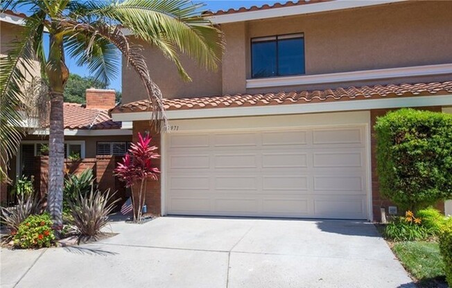 Fully furnished/ Short term rental in beautiful Huntington Beach is now ready for your move in!