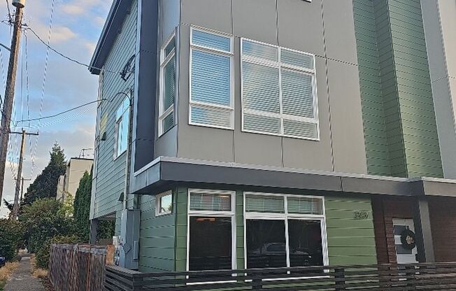 West Seattle townhome - 3 bedroom 3.5 bathroom, Roof top Patio area - Available August 1st!