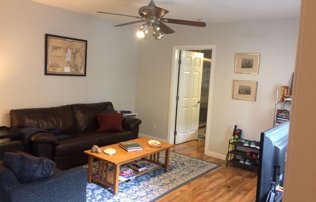 3 beds, 1 bath, $3,495, Unit 1156-1/2