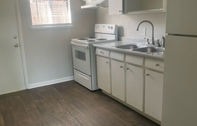 Remodeled 2 Bedroom- Move in Special