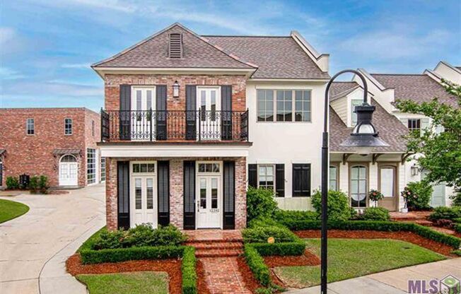 Upscale Townhouse in The Village at Magnolia Square. Central School District