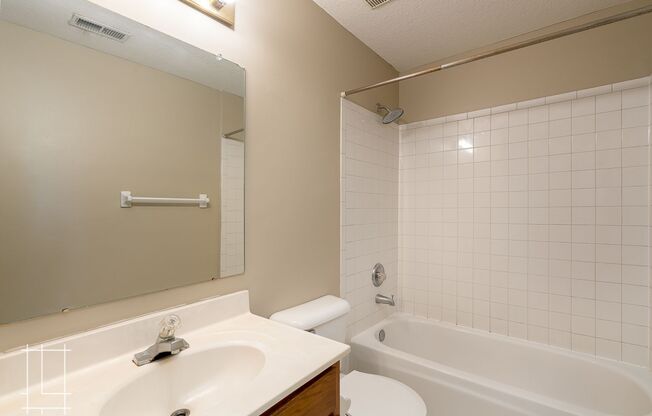 2 beds, 1 bath, $1,350, Unit 221 E. 3rd Ave