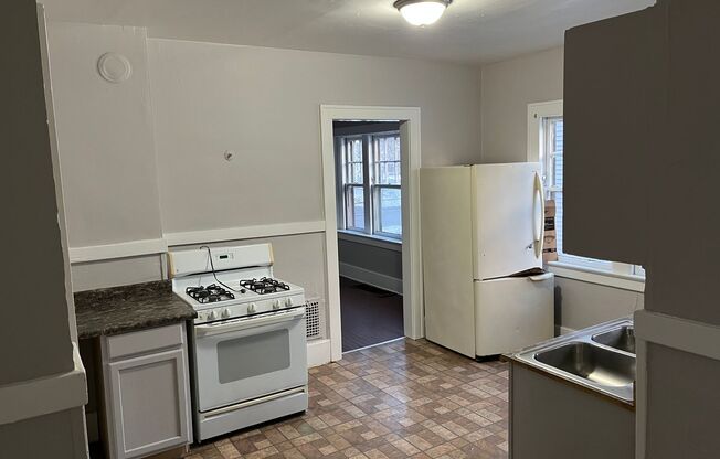 3 beds, 1 bath, $1,000, Unit 325 Conkey Down