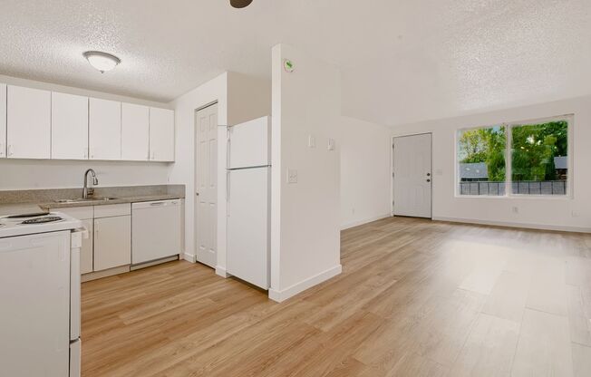 3 beds, 1 bath, 864 sqft, $1,445, Unit 39