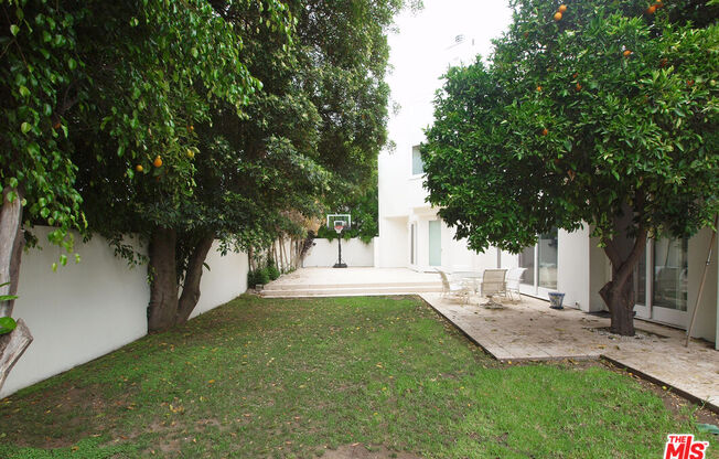 269 N Bundy Dr