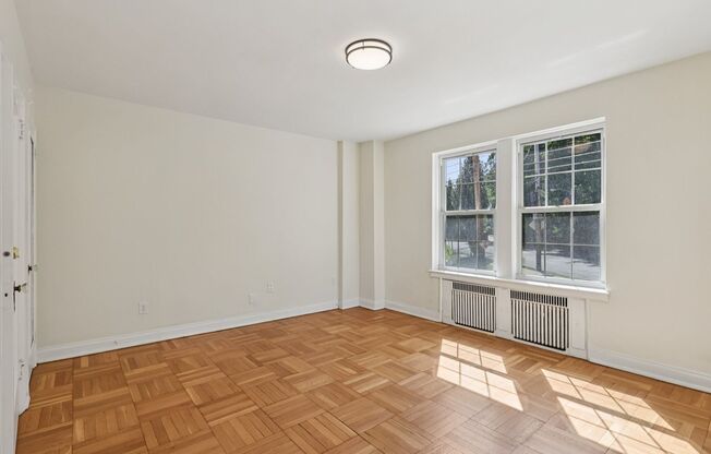 2 beds, 1 bath, 975 sqft, $1,900, Unit Royal York 102