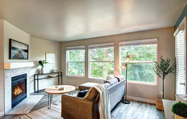 Everett Apartments-  The Lynx Apartments Livingroom
