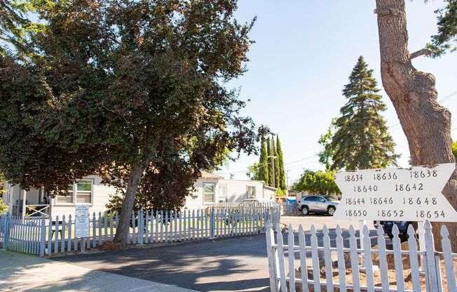 18634-54 Meekland Apartments