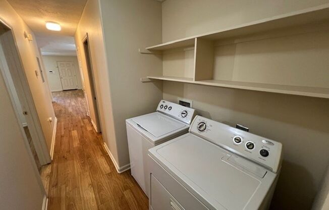 2 beds, 1 bath, $825, Unit 4214 Center -1