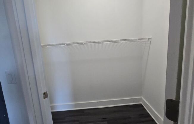 2 beds, 1 bath, 942 sqft, $1,695, Unit 211