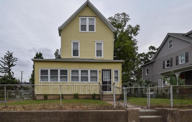 702 PARRY AVE