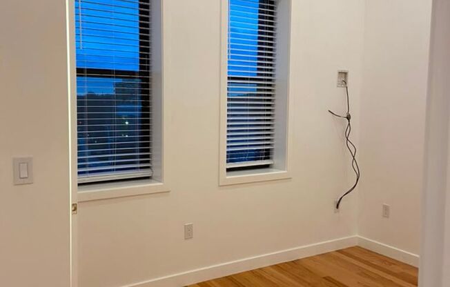 2 beds, 1 bath, 9,999 sqft, $2,250, Unit 64-403