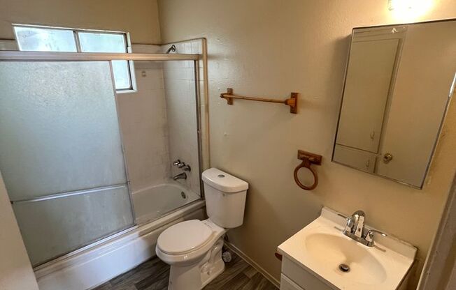 2 beds, 1 bath, $950, Unit 13