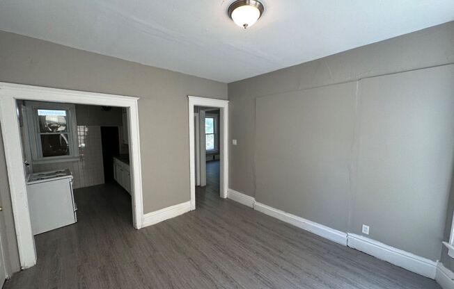 2 beds, 1 bath, 700 sqft, $995, Unit A (Lower)