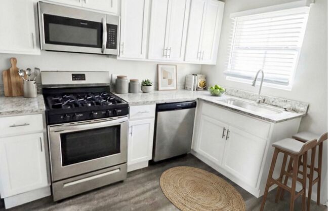 2 beds, 1 bath, 850 sqft, $1,300, Unit 26-A4