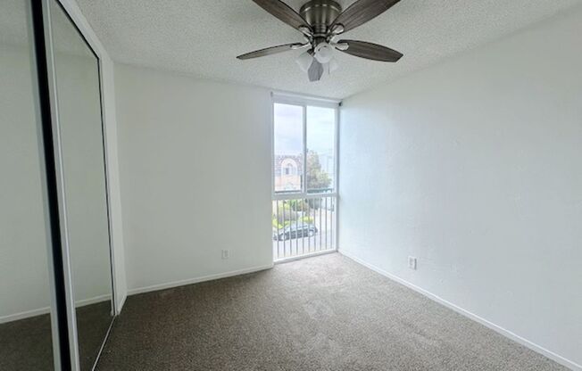 OPEN HOUSE: 5/10 3-4PM ~  2BR with Parking ~ 1 Block from the Water!