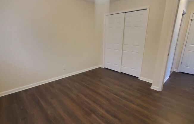 2 beds, 1 bath, $1,100, Unit 8