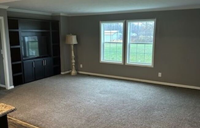 3 beds, 2 baths, $2,000, Unit 17-218-003-000-000