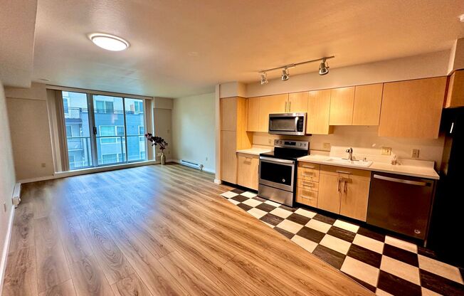 Downtown Bellevue Studio with Balcony, In-Unit Laundry & Amenities