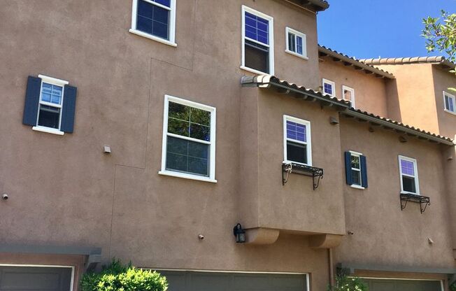 **AVAILABLE NOW** 2 bedroom Mission Valley condo