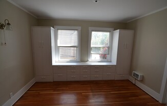 2 beds, 1 bath, 750 sqft, $1,295, Unit J