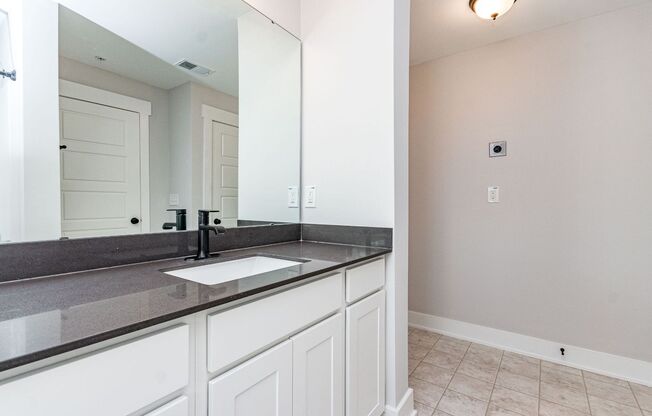 1 bed, 1 bath, 606 sqft, $1,215, Unit Bldg 1, Unit 301