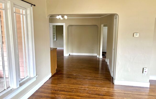 Historic Milwaukie 3 bedroom bungalow with Hardwood and fully fenced yard
