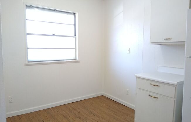 2 beds, 1 bath, 575 sqft, $595, Unit 440 Winfield-Unit 13