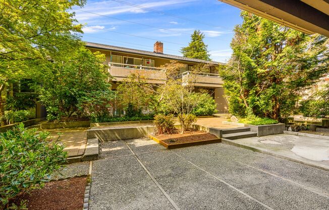 922 100 AVE NE