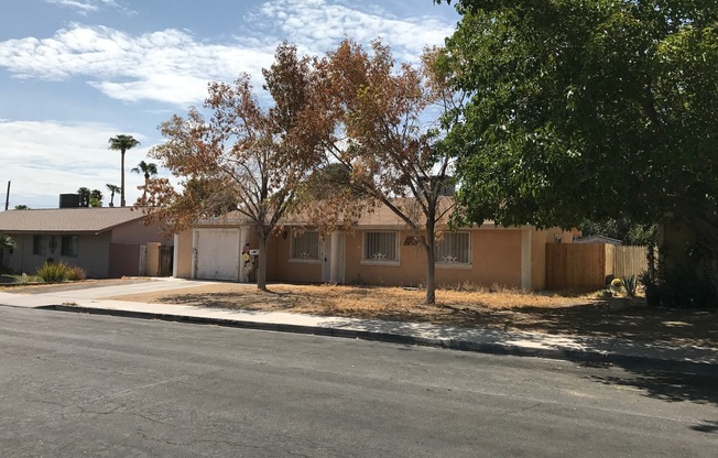 Beautiful 4 Bedroom 2 Bathroom house ( Smoke Ranch and Jones )