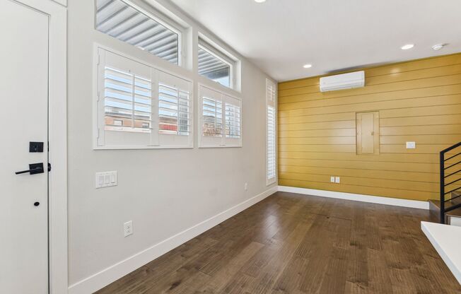 Like New Townhome Available Now-Denver