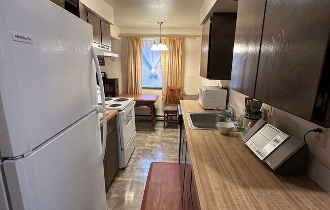 2 beds, 1 bath, 700 sqft, $1,600, Unit 4