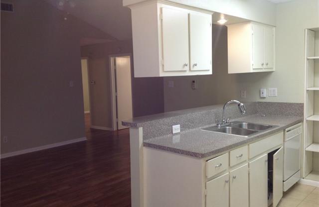 3 beds, 1 bath, 1,050 sqft, $1,695, Unit B