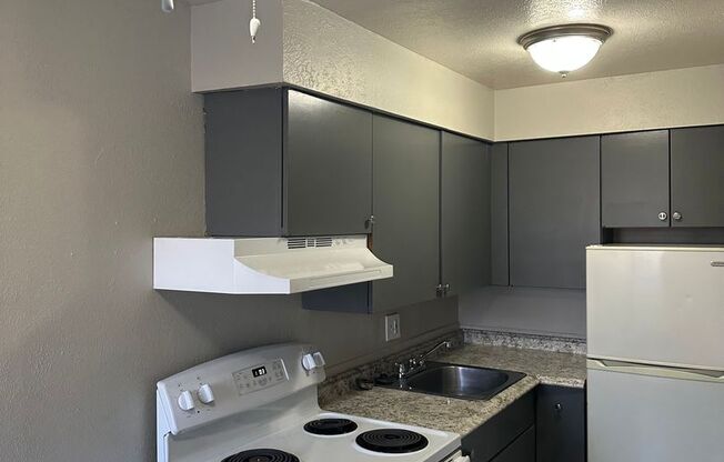 1 bed, 1 bath, $895, Unit 18