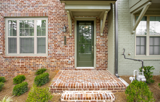 Roswell Townhome in Sought After Harlow Community!