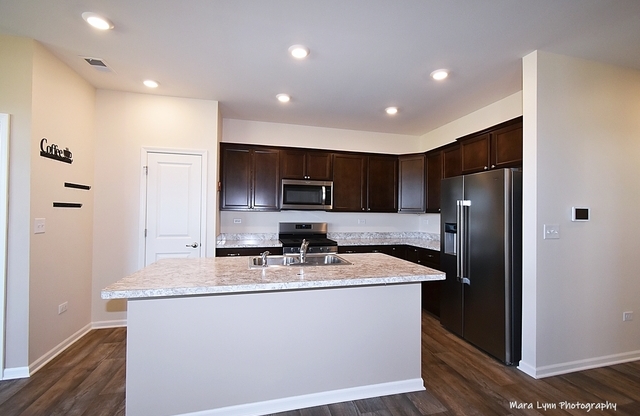 325 SUSSEX LN