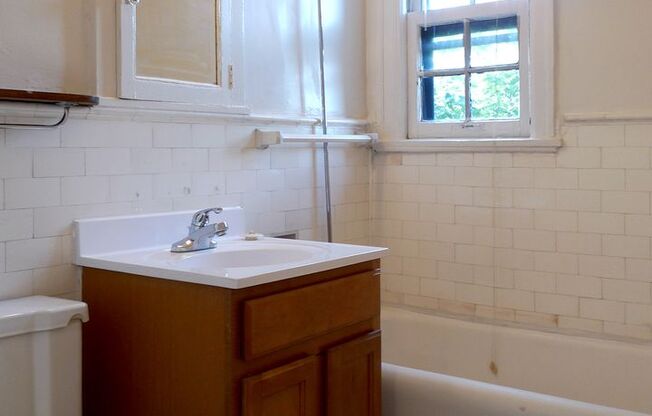 2 beds, 1 bath, 816 sqft, $1,300, Unit 24 - 316