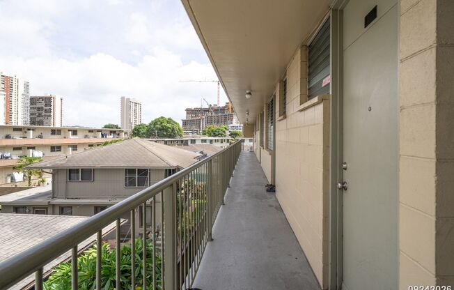 $2,100 / 1br - 423ft2 - Well Maintained 1BR/1BA/1PKG unit in Apt (Honolulu)