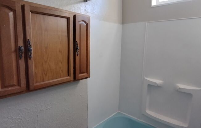 3 beds, 1 bath, $1,400, Unit 3