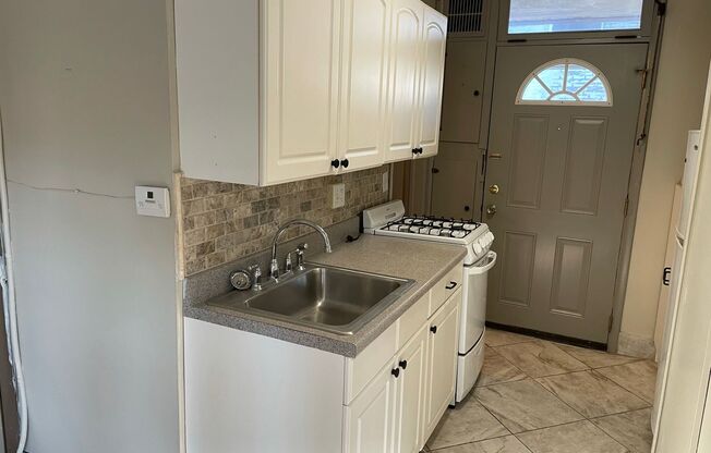 Studio, 1 bath, $875, Unit 301