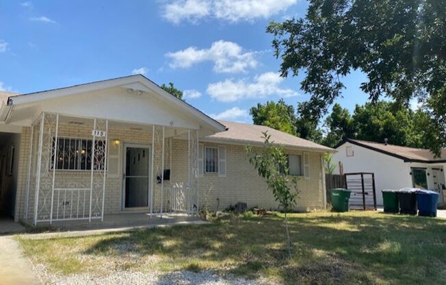 2 bedroom/1 bath available for IMMEDIATE MOVE IN! YARD MAINTENANCE INCLUDED!