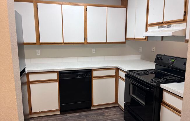 3 beds, 2 baths, $2,050, Unit 306