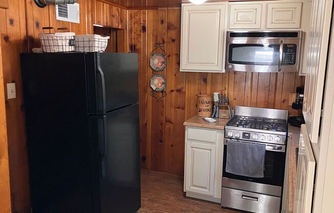 3 beds, 1 bath, $2,750