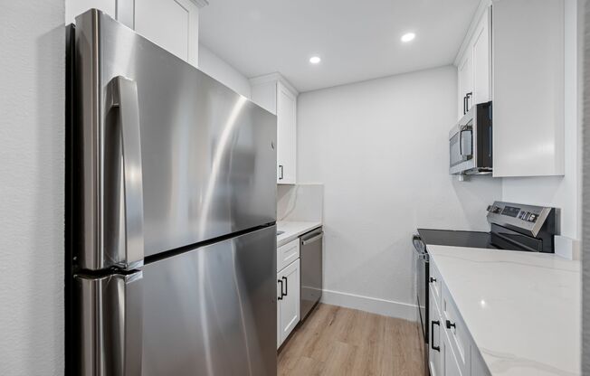 HUGE Renovated Townhome - Private Laundry & Pool
