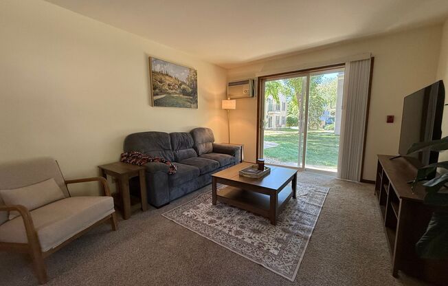 2 beds, 1 bath, 950 sqft, $2,350, Unit 7709CA