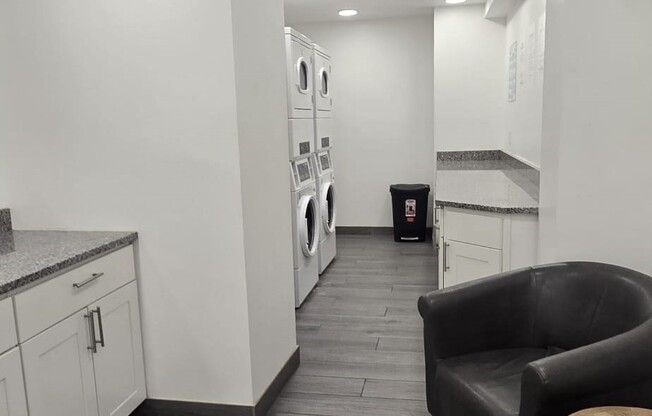 2 beds, 1 bath, $2,100, Unit 201