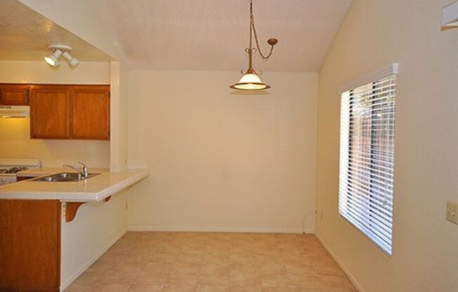 Lovely single level end unit in Tanglewood including Private Patio and Amenities!!!