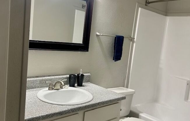 2 beds, 1 bath, 864 sqft, $1,225